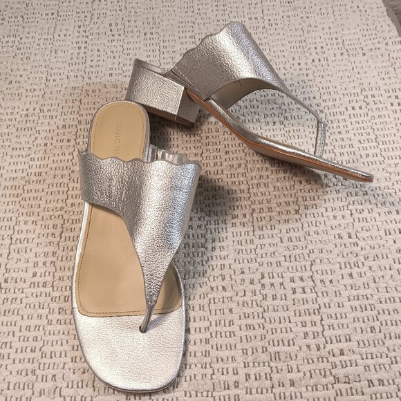 Marc Fisher 'Veva' women's silver metallic scallop edge thong sandals sz 10 M - Picture 1 of 13